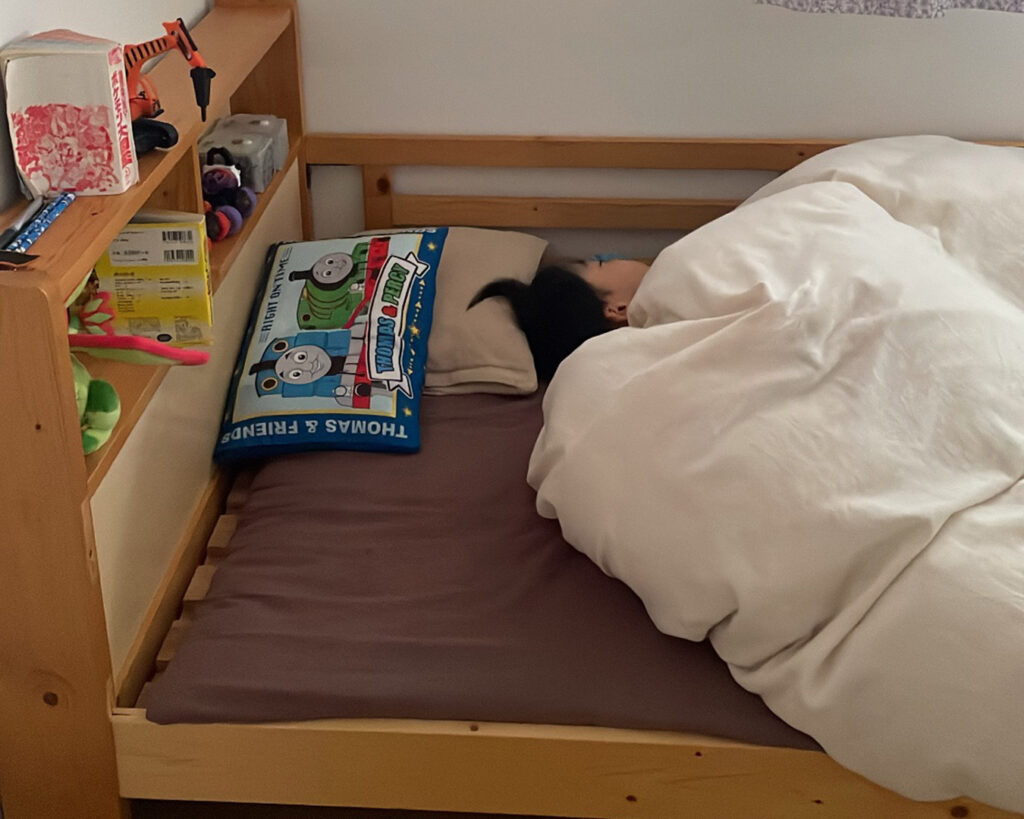 ベッドで眠る子ども